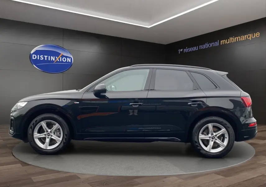 Profil côté gauche d’un Audi Q5 Business Edition S-Line noir 2022, avec jantes alliage et vitres teintées.