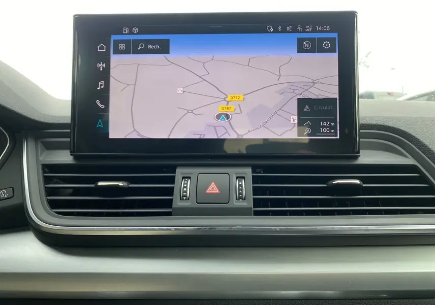 Écran tactile central affichant la navigation du tableau de bord de l’Audi Q5 Business Edition S-Line noir, vue intérieure frontale.