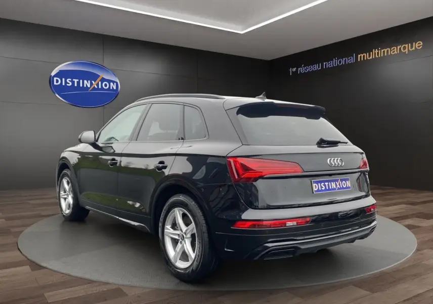 Audi Q5 Business Edition S-Line noir vue 3/4 arrière droit, avec feux LED et jantes alliage argentées.