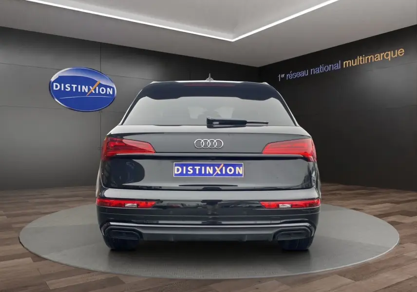 Vue arrière d'un Audi Q5 noir Business Edition S-Line 2022, avec feux LED et double sortie d'échappement intégrée.