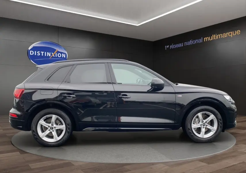 Audi Q5 Business Edition S-Line noir, vue profil côté gauche, jantes alliage et vitres teintées visibles.