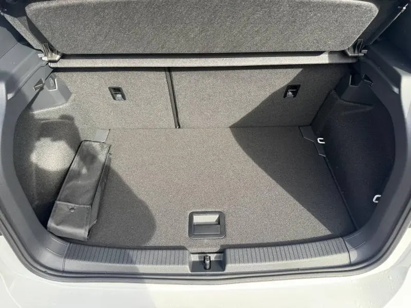 Coffre ouvert du Volkswagen T-Cross blanc Pur 2025, vue plongeante montrant un espace de chargement propre et bien fini.