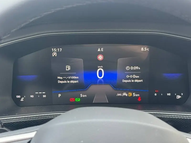 Tableau de bord numérique du Volkswagen T-Cross 2025 affichant la vitesse à 0 km/h et diverses informations de conduite.