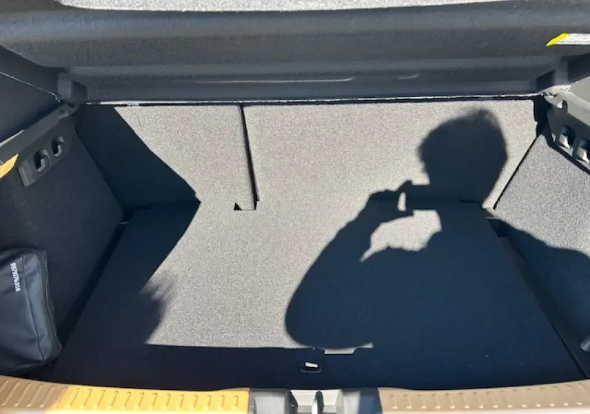 Vue intérieure du coffre spacieux et propre de la Dacia Sandero III Stepway beige Safari, sans chargement visible.