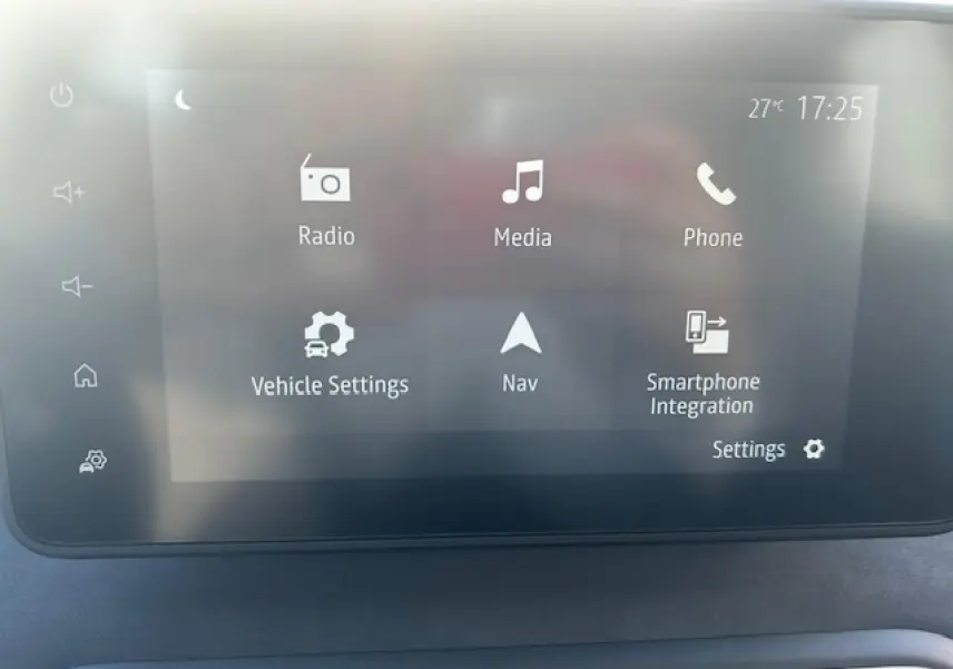 Écran tactile multimédia 8 pouces du tableau de bord de la Dacia Sandero Stepway 2025, interface en anglais.