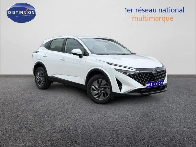 Nissan Qashqai 2025 blanc nacré en 3/4 avant droit, avec calandre noire et jantes alliage gris foncé.