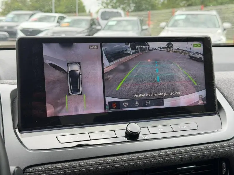 Écran multimédia du Nissan Qashqai 2025 montrant la caméra de recul et vue 360° en stationnement.