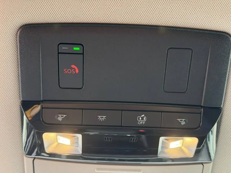 Plafonnier intérieur avec commandes d’éclairage et bouton SOS du Nissan Qashqai blanc nacré 2025.