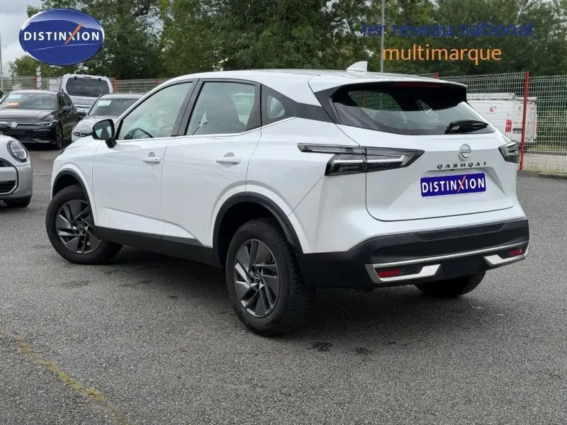 Vue 3/4 arrière droite d'un Nissan Qashqai blanc nacré avec jantes alu et feux arrière LED distinctifs.