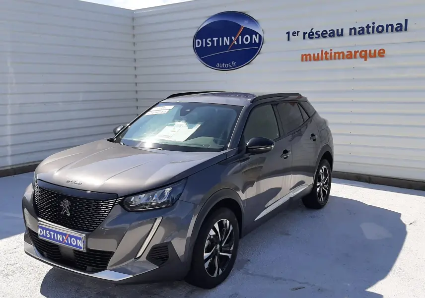 Peugeot 2008 gris platinium en 3/4 avant droit, avec calandre noire et jantes alliage bicolores.