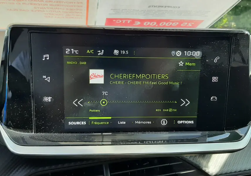 Écran tactile central du Peugeot 2008 2023 affichant la radio DAB sur Cherie FM, avec commandes climatisation visibles.