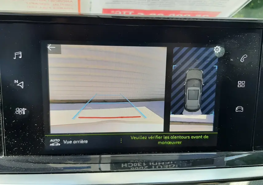 Écran de caméra de recul et vue 360° du tableau de bord du Peugeot 2008 gris platinium 2023.