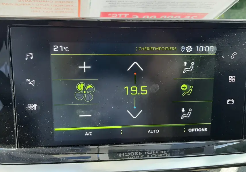 Écran tactile du système de climatisation du Peugeot 2008 gris platinium, affichant une température de 19,5°C.
