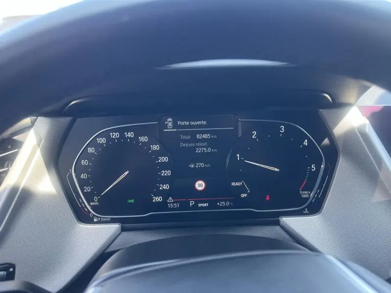 Tableau de bord numérique de BMW Série 1 116dA 2020, affichage vitesse, compte-tours et alertes visibles.