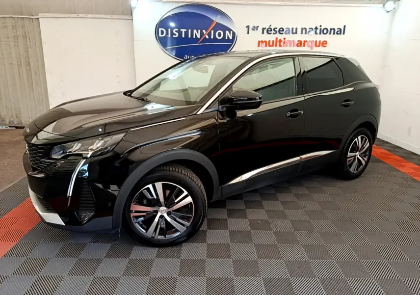 Peugeot 3008 noir vue 3/4 avant droit dans un showroom avec jantes alliage et toit contrasté blanc.
