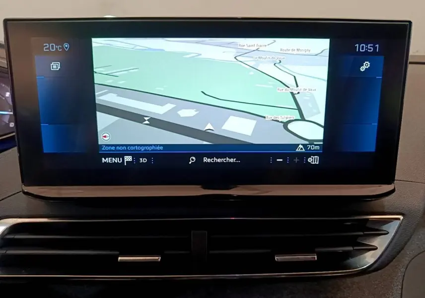 Écran tactile central affichant la navigation 3D dans l'habitacle du Peugeot 3008 noir 2022.