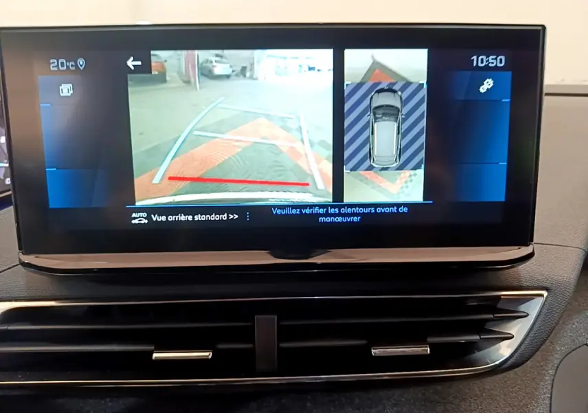 Écran tactile intérieur du Peugeot 3008 noir 2022 montrant la caméra de recul et l'affichage d'aide au stationnement.