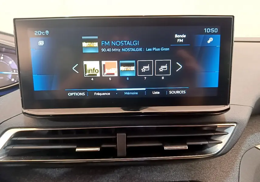Écran tactile central de 10 pouces affichant la radio FM dans l'habitacle du Peugeot 3008 noir de 2022.