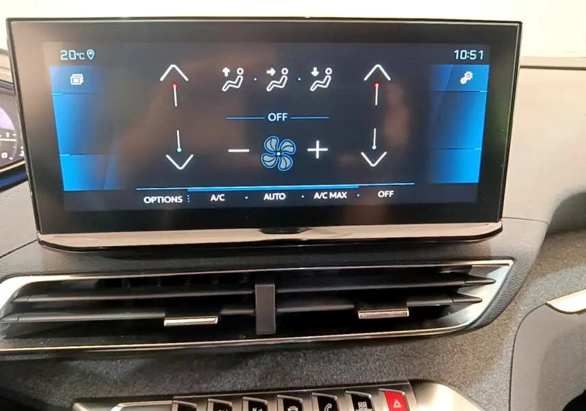 Écran tactile central affichant la climatisation du Peugeot 3008 noir, vue intérieure du tableau de bord.