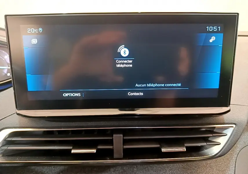 Écran tactile central du tableau de bord du Peugeot 3008 noir, affichant la connexion Bluetooth téléphone.