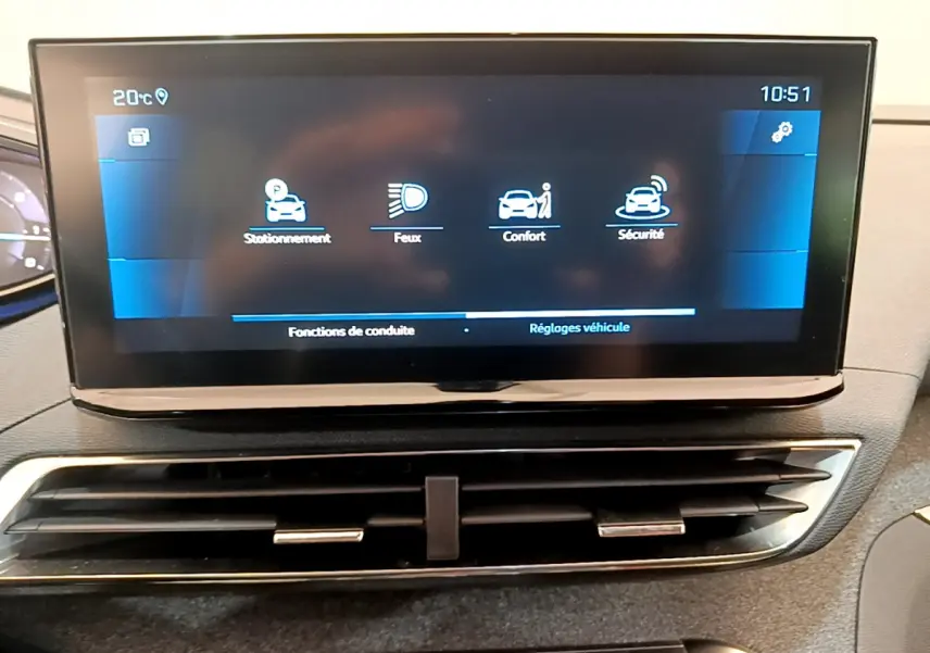 Écran tactile central affichant les réglages du véhicule sur le tableau de bord du Peugeot 3008 noir 2022