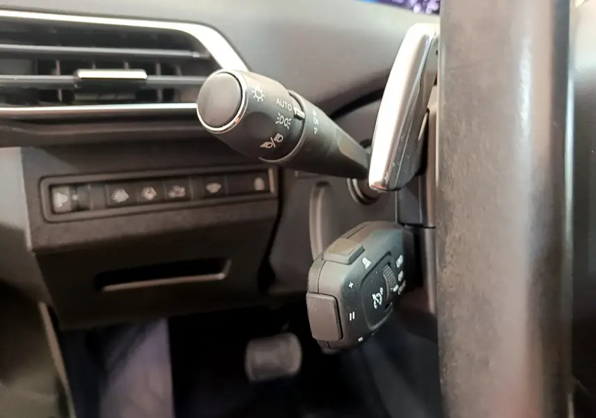 Gros plan sur les commandes au volant du Peugeot 3008 noir, version BlueHDi 130 S&S EAT8 Allure Pack 2022.