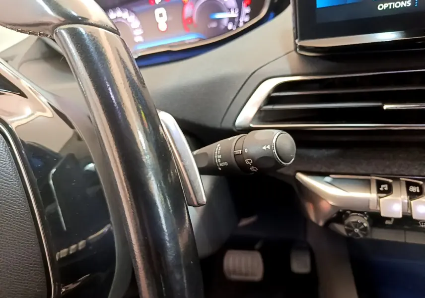 Gros plan sur le volant noir et le tableau de bord numérique lumineux du Peugeot 3008 2022 côté conducteur.