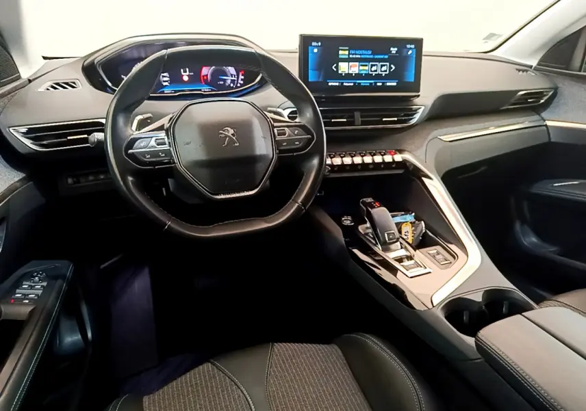 Intérieur du Peugeot 3008 2022 noir, vue du poste de conduite avec tableau de bord digital et écran tactile central.