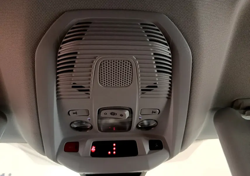 Vue en gros plan du plafonnier gris clair avec commandes d'éclairage et bouton SOS du Peugeot 3008 noir 2022