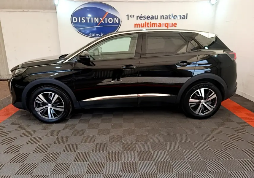Profil côté gauche d'un Peugeot 3008 noir 2022 Allure Pack, avec jantes alliage et vitres teintées en intérieur showroom.