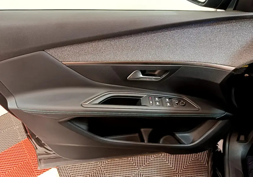 Porte côté conducteur du Peugeot 3008 noir 2022, vue intérieure avec commandes des vitres et poignée intégrée.