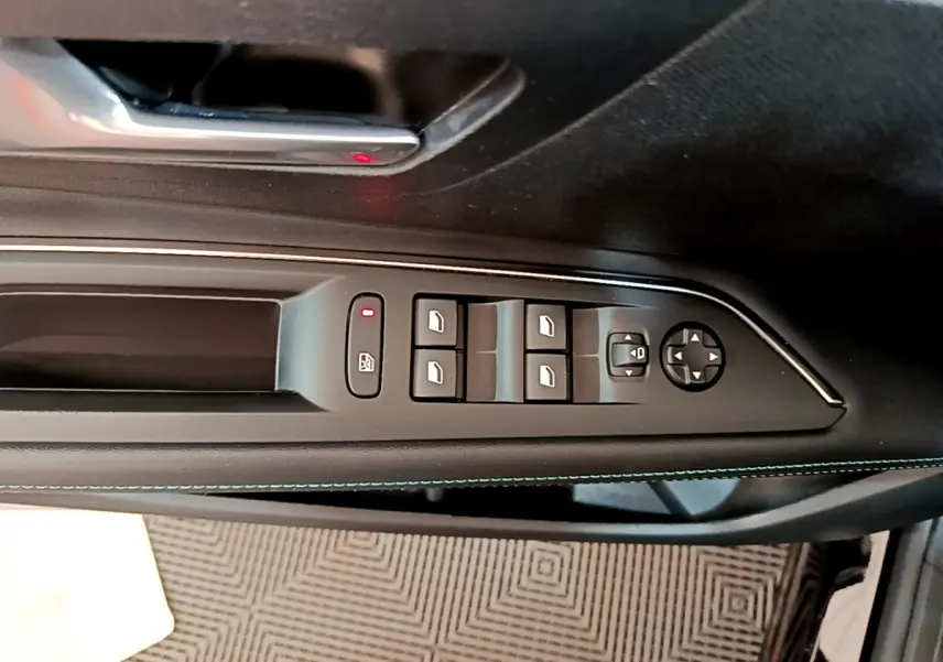 Gros plan sur la commande des vitres et rétroviseurs côté conducteur du PEUGEOT 3008 noir, intérieur moderne et soigné.