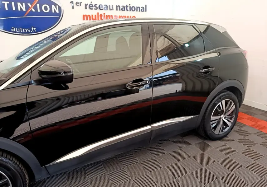 Profil côté gauche du Peugeot 3008 noir 2022 avec jantes alliage et rétroviseurs noirs brillants.