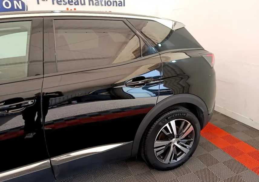 Vue latérale droite du Peugeot 3008 noir 2022, mettant en valeur la jante alliage et les lignes de la carrosserie.