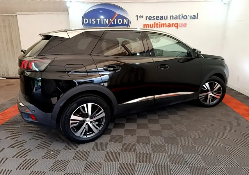 Peugeot 3008 noir en vue profil côté gauche, avec jantes alliage et feux arrière LED, stationné en intérieur.