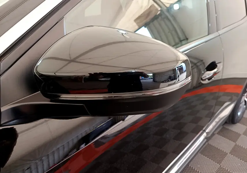 Rétroviseur côté gauche noir brillant du Peugeot 3008 2022 BlueHDi Allure Pack, avec poignée de porte visible.