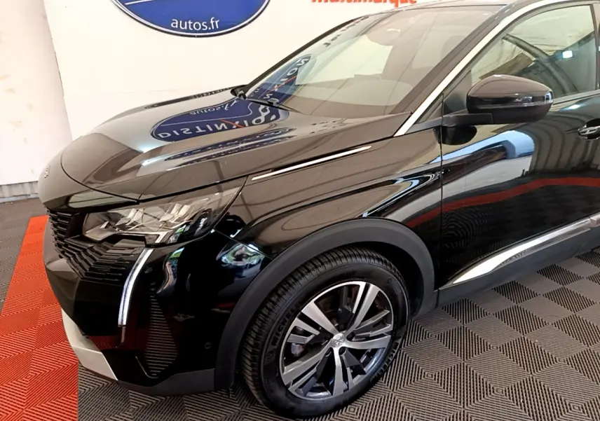 Peugeot 3008 noir vue 3/4 avant droit, mettant en valeur les phares LED et la calandre distinctive.