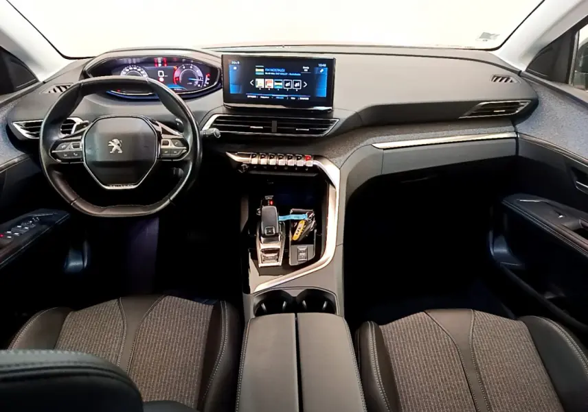 Intérieur du Peugeot 3008 2022, vue avant centrée sur tableau de bord et volant cuir noir multifonctions.