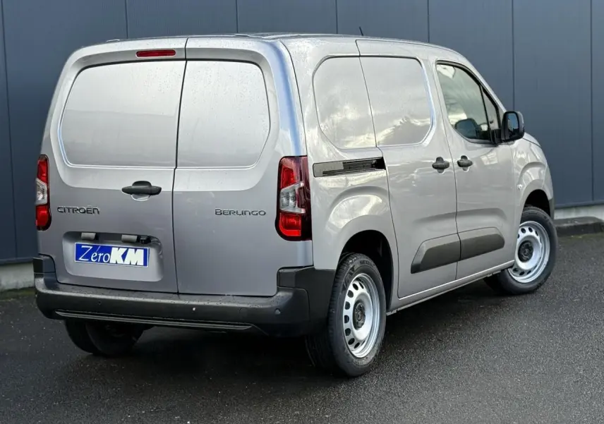 Vue 3/4 arrière droite du Citroën Berlingo Van gris Artense avec portes arrière battantes et jantes tôle 16 pouces.