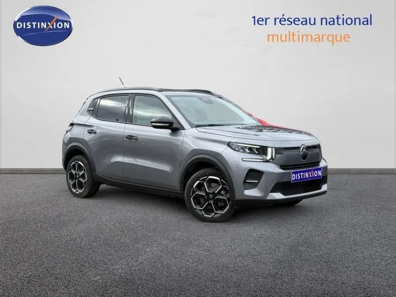 Citroën C3 électrique 2025 gris Mercury en vue 3/4 avant droit, avec jantes distinctives et calandre moderne.