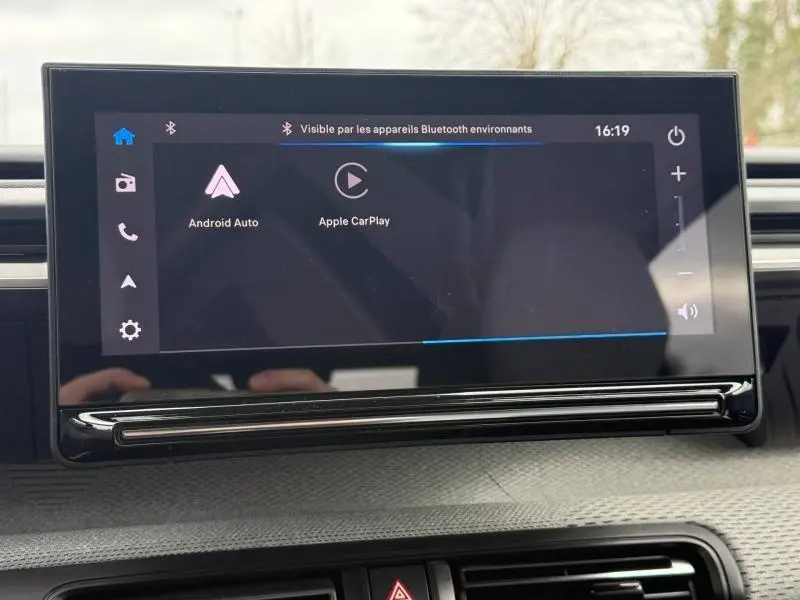 Écran tactile central de la Citroën C3 électrique 2025 affichant les options Android Auto et Apple CarPlay.