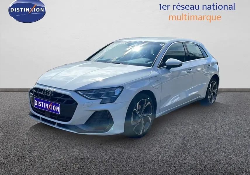 Audi A3 Sportback blanc Ibis vue 3/4 avant droit avec jantes S-Line et calandre noire distinctive.
