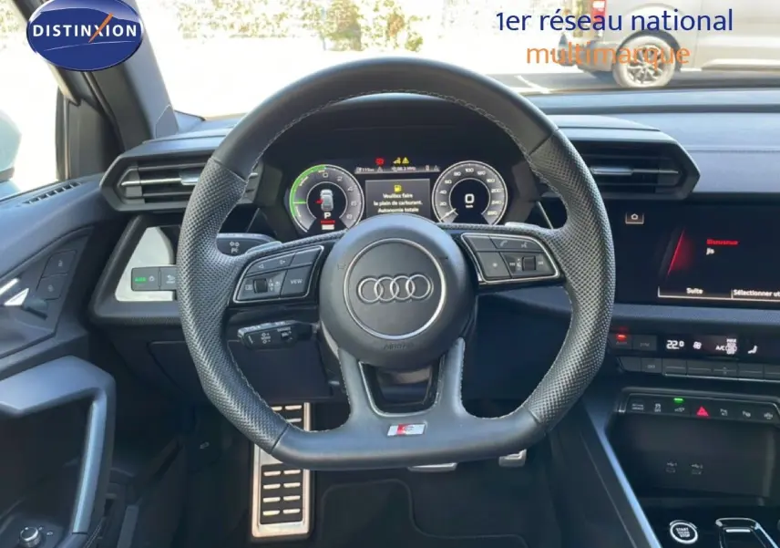 Intérieur Audi A3 Sportback 40 TFSIe 2025, vue frontale du volant cuir perforé S-Line et tableau de bord digital.