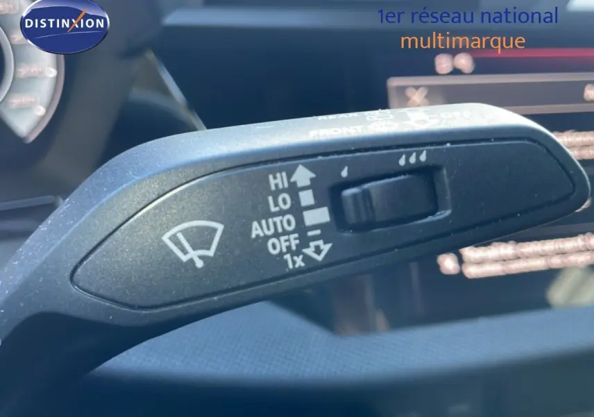 Gros plan sur la commande d’essuie-glace de l’Audi A3 Sportback 40 TFSIe 2025, intérieur noir.