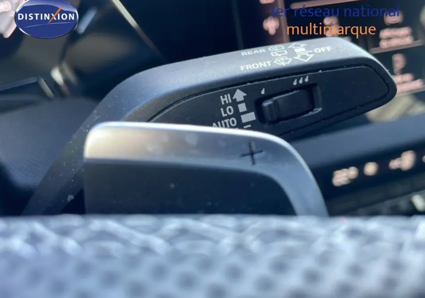Gros plan sur la palette de changement de vitesse et commande d’essuie-glace dans l’habitacle de l’Audi A3 Sportback blanc Ibis 2025.
