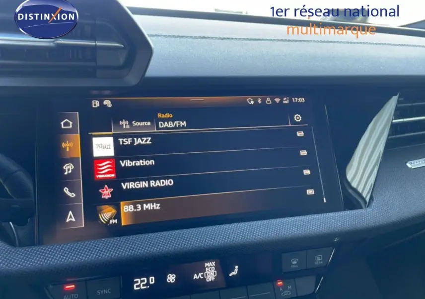 Vue intérieure du tableau de bord de l'Audi A3 Sportback 2025, écran multimédia affichant les stations radio.