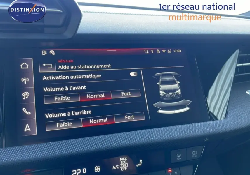 Écran tactile intérieur de l’Audi A3 Sportback blanc Ibis 2025, affichant l’aide au stationnement en mode automatique.