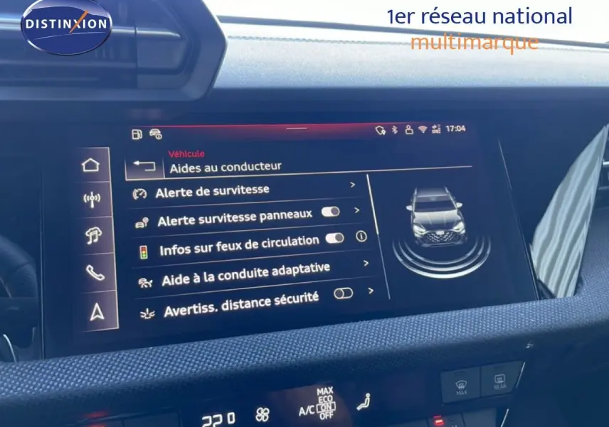 Vue rapprochée de l'écran tactile central de l'Audi A3 Sportback blanc ibis 2025 affichant les aides à la conduite.