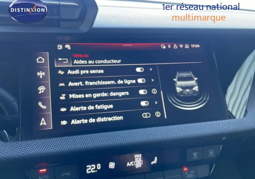 Écran central intérieur de l'Audi A3 Sportback blanc ibis 2025 affichant les aides à la conduite.