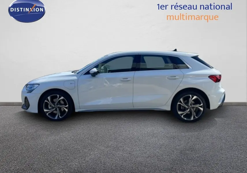 Audi A3 Sportback blanc Ibis vue de profil côté gauche sur fond neutre, roues alliage et vitres teintées.